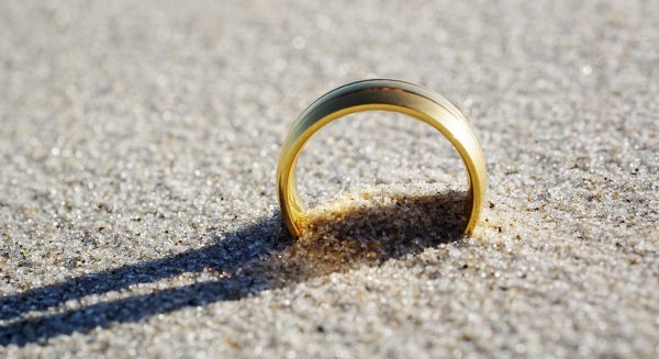 Gouden vondst: verloren verlovingsring na een maand teruggevonden op strand