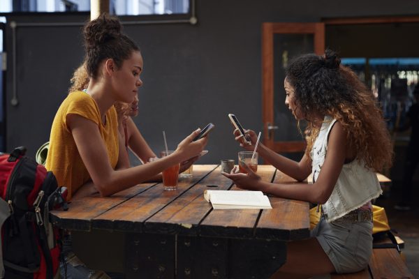 Bij dit Arnhemse restaurant is appen aan tafel verboden