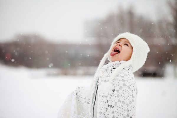 Slaapt je kind echt beter na 'sneeuwtrappelen' op blote voeten? Zo denkt een expert erover