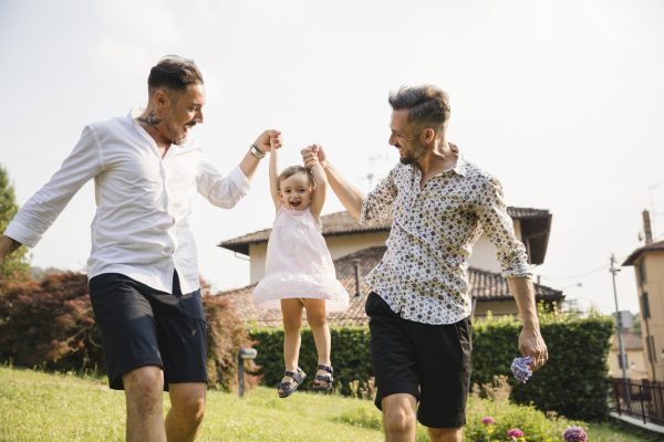 Vader en 'bonusvader' gaan viral met liefde voor 'hun dochter': 'Nee, we zijn geen homokoppel'