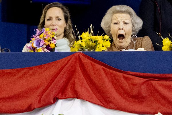 Portie fanatieke beelden: Beatrix leeft volop mee met ruiters tijdens Jumping Amsterdam