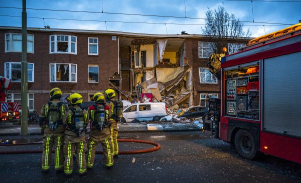 Twee personen uit puin gehaald na explosie pand in Den Haag, brandweer zoekt verder