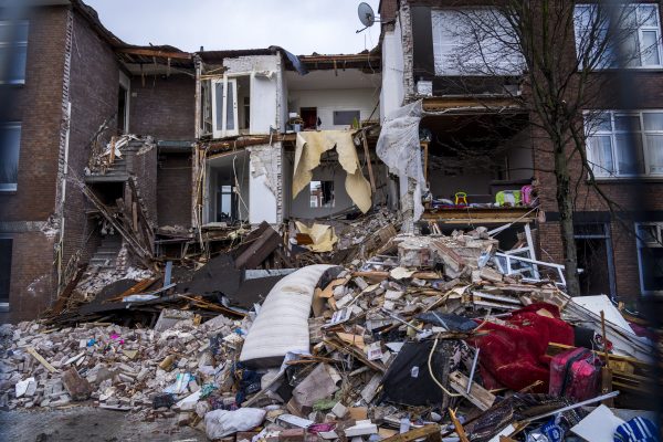 Bekneld slachtoffer gasexplosie Den Haag geopereerd aan benen