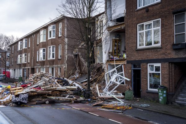 Brandweer redt poes Pip uit ingestort huis na gasexplosie (en kijk d'r eens blij zijn)