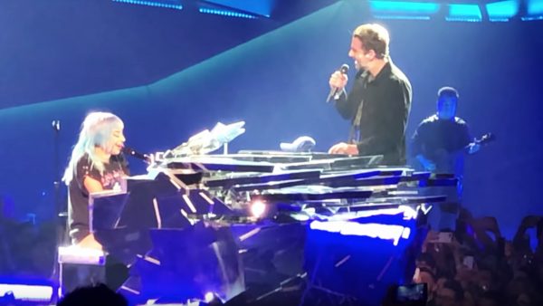 Onverwacht kippenvelmoment: Lady Gaga roept Bradley Cooper op podium voor duet