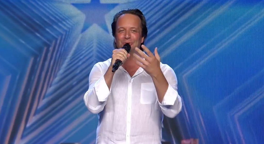 Nederlandse William Janz zingt zichzelf naar een plek in halve finale van 'Got Talent España'