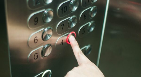 Moet je toch niet aan dénken: vrouw zit drie dagen vast in een lift