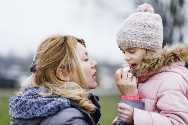 Pas op met smeren: lippenbalsem voor kinderen bevat mogelijk kankerverwekkende stoffen