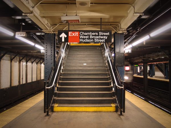 Tragisch ongeval in New York: moeder valt met dochter (1) in kinderwagen van trap en overlijdt