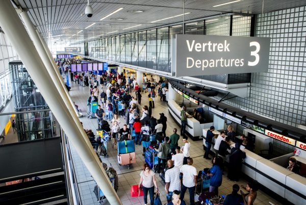 Minister wil dat vliegmaatschappijen gegevens over hun passagiers afstaan