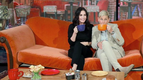 Ellen en bekende 'Friends'-actrice helpen Courteney Cox aan Instagram primeur
