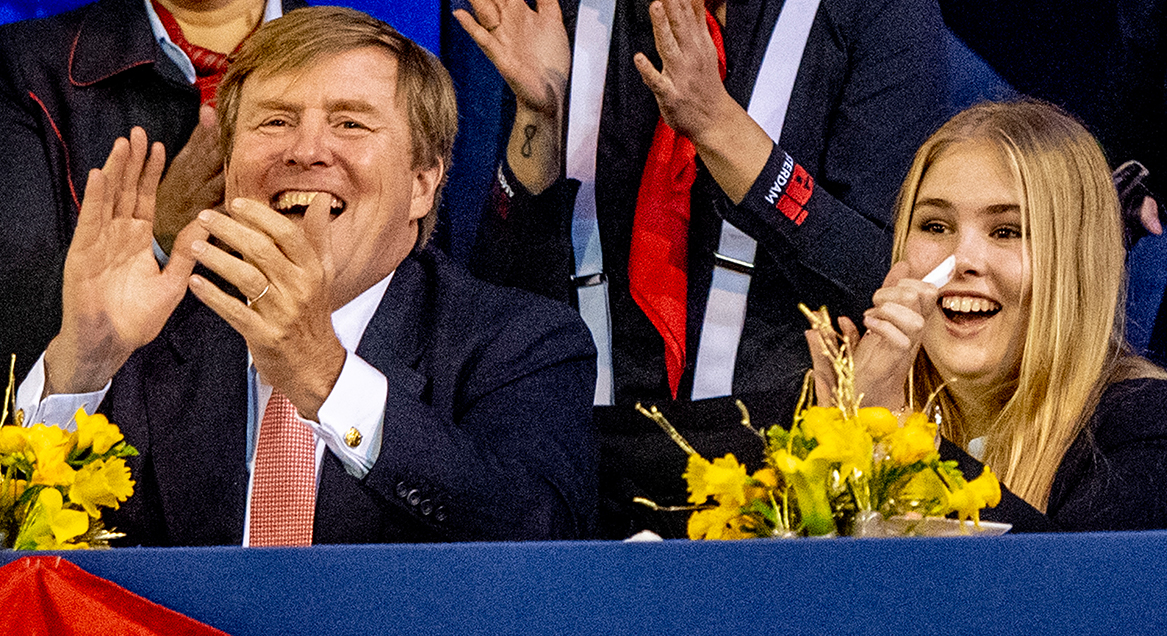 Fanatieke beelden koning Willem-Alexander en Amalia tijdens Jumping Amsterdam