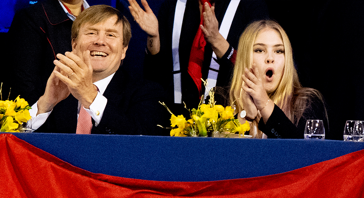 Fanatieke beelden koning Willem-Alexander en Amalia tijdens Jumping Amsterdam