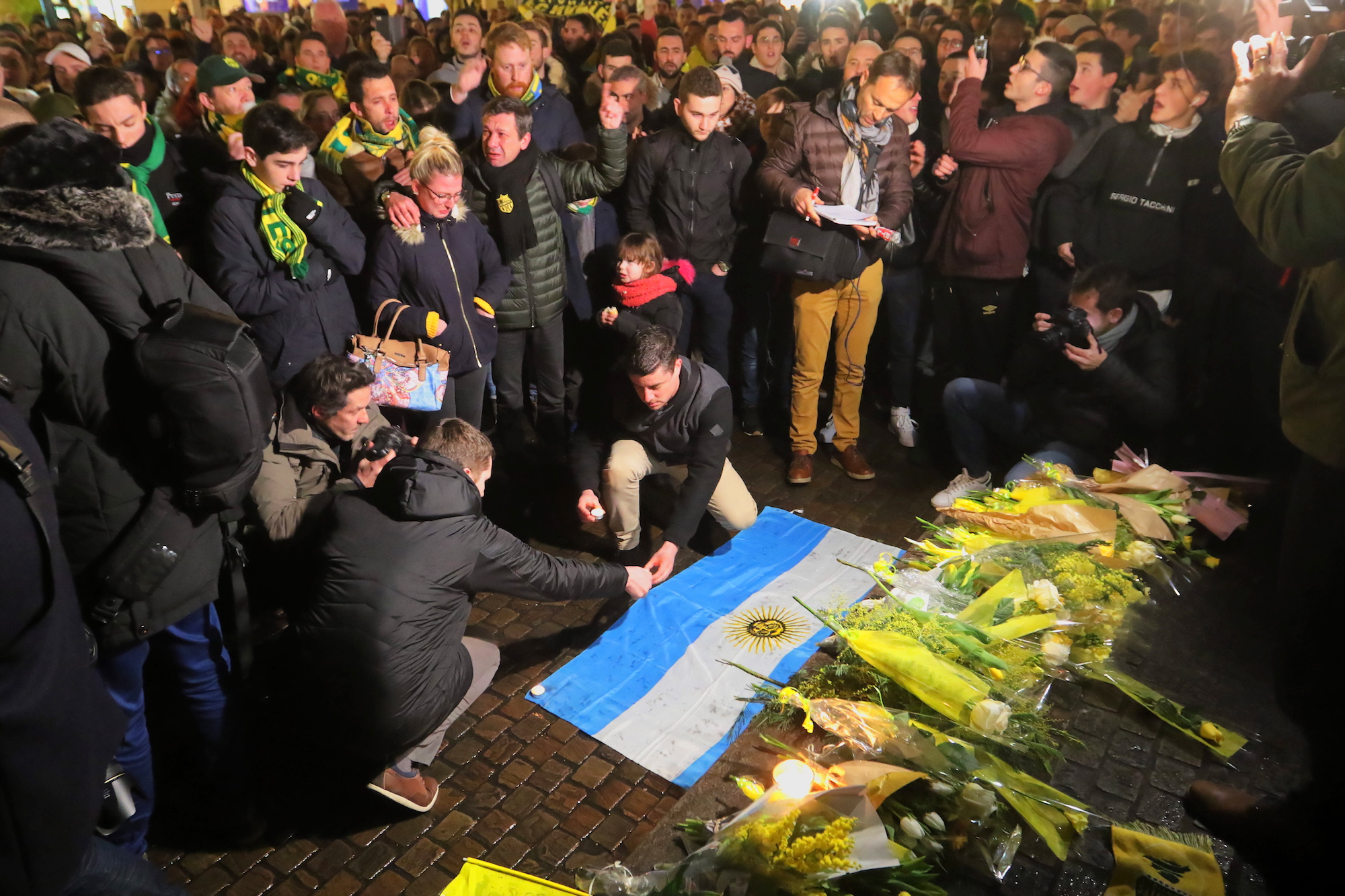 Fans van vermiste voetballer Sala leggen bloemen neer