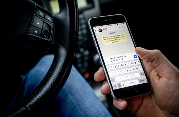 Gevalletje verkeerd voorbeeld: ouders appen massaal achter het stuur