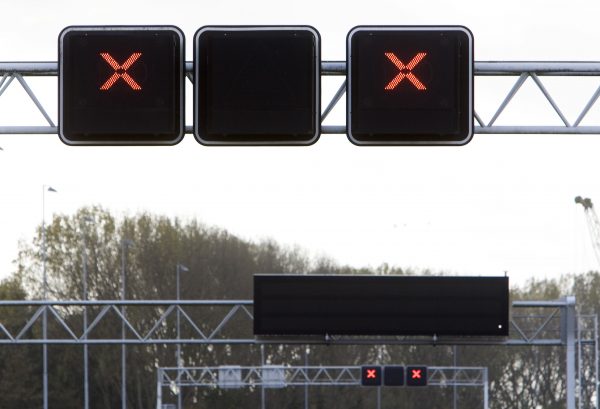 Levensgevaarlijke capriolen op A29: automobilisten negeren rode kruizen massaal