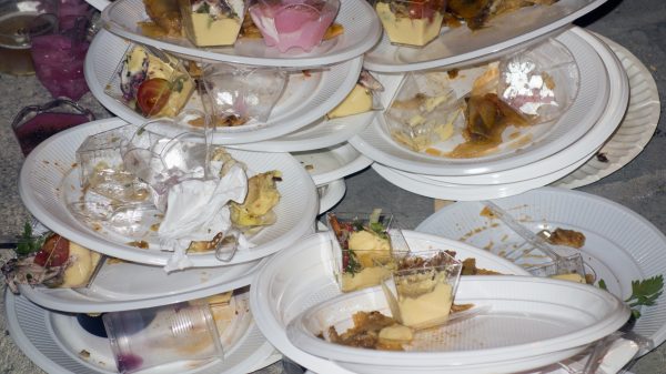 Voedselverspilling: Borden met overgebleven voedsel