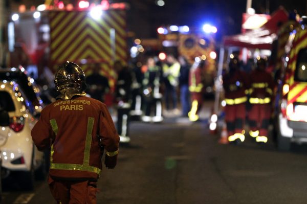 Zeker tien doden bij flatbrand in Parijs, brand vermoedelijk aangestoken