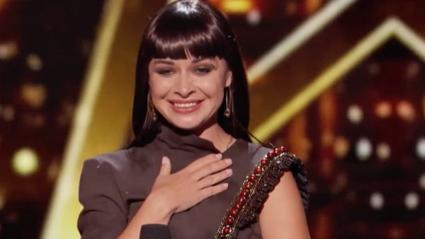 Mooi optreden bij America's Got Talent: zandkunstenares krijgt 'Golden Buzzer'