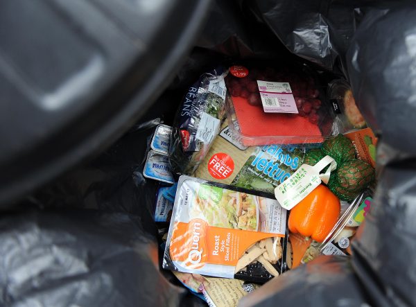 Zo veel eten gooien we per jaar in de prullenbak - en dit product is het méést verspild