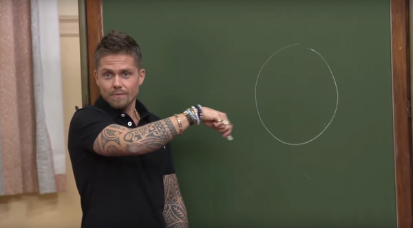 Beetje ongemakkelijk en vooral grappig: André Hazes legt aan klas uit hoe baby's worden gemaakt
