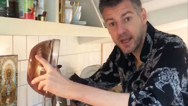 Kliederen maar: Vjeze Fur bakt lava-cake met 'gesmolten sjokomelade'