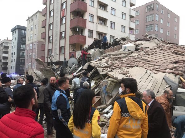 Woonflat in Istanbul ingestort, brandweer zoekt naar slachtoffers onder puin