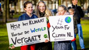 Thumbnail voor Vijfduizend 'klimaatspijbelaars' voeren vandaag actie (en hun spandoeken zijn origineel)