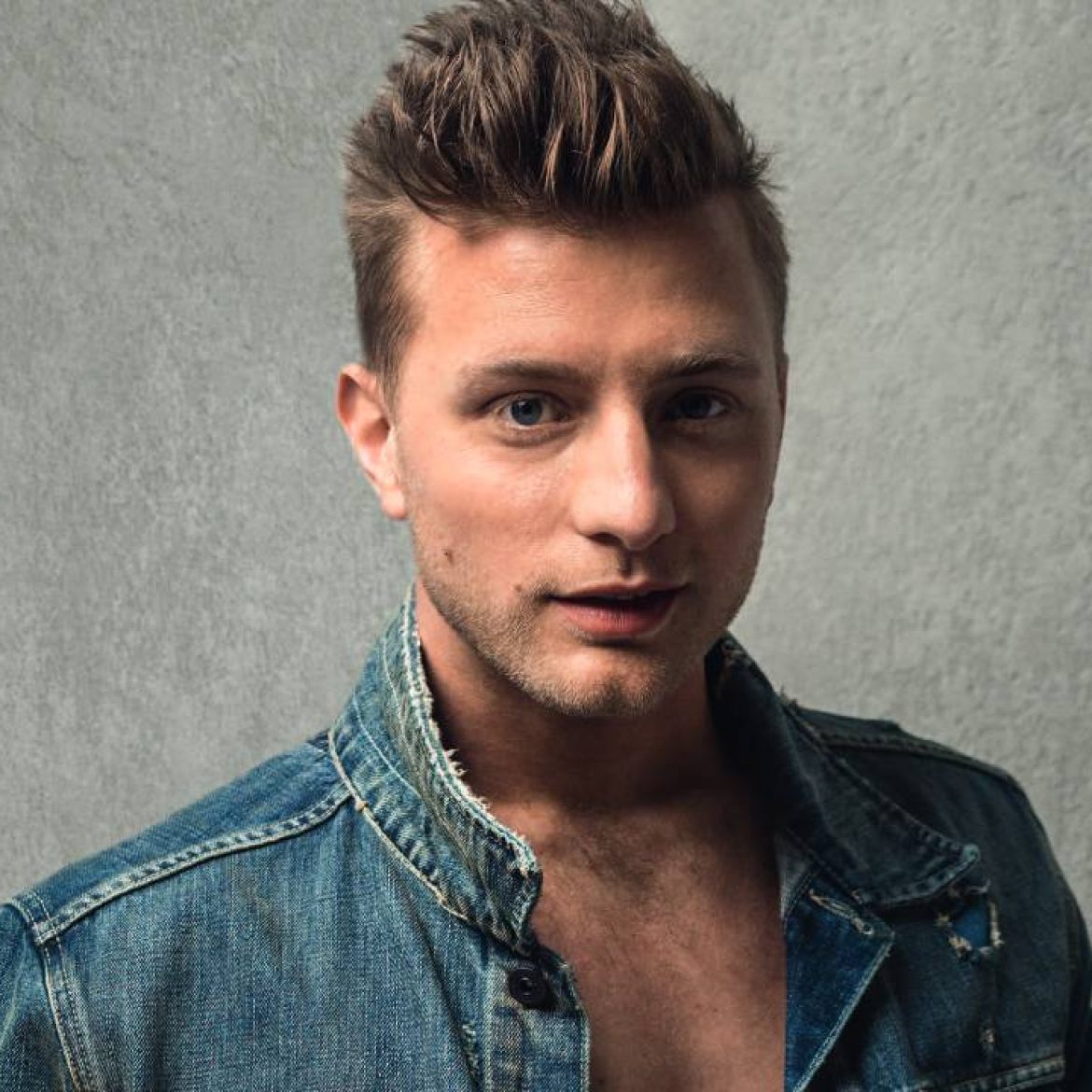 Jan Versteegh blondeert haar