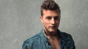 Thumbnail voor Het blondeerexperiment van Jan Versteegh gaat mis: 'Dit is de kleur van de pruik van Bassie'