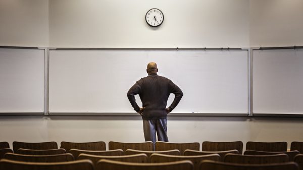 stakende leerlingen pornodocent