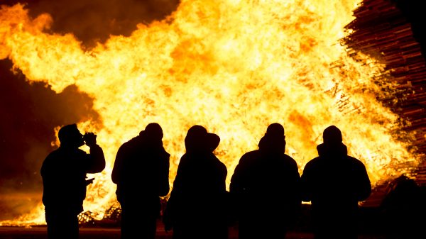 fakkeloptocht in plaats van vreugdevuur scheveningen