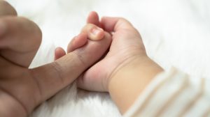 Thumbnail voor Britse vrouw (18) heeft twee baarmoeders, maar bevalt tóch van gezonde baby