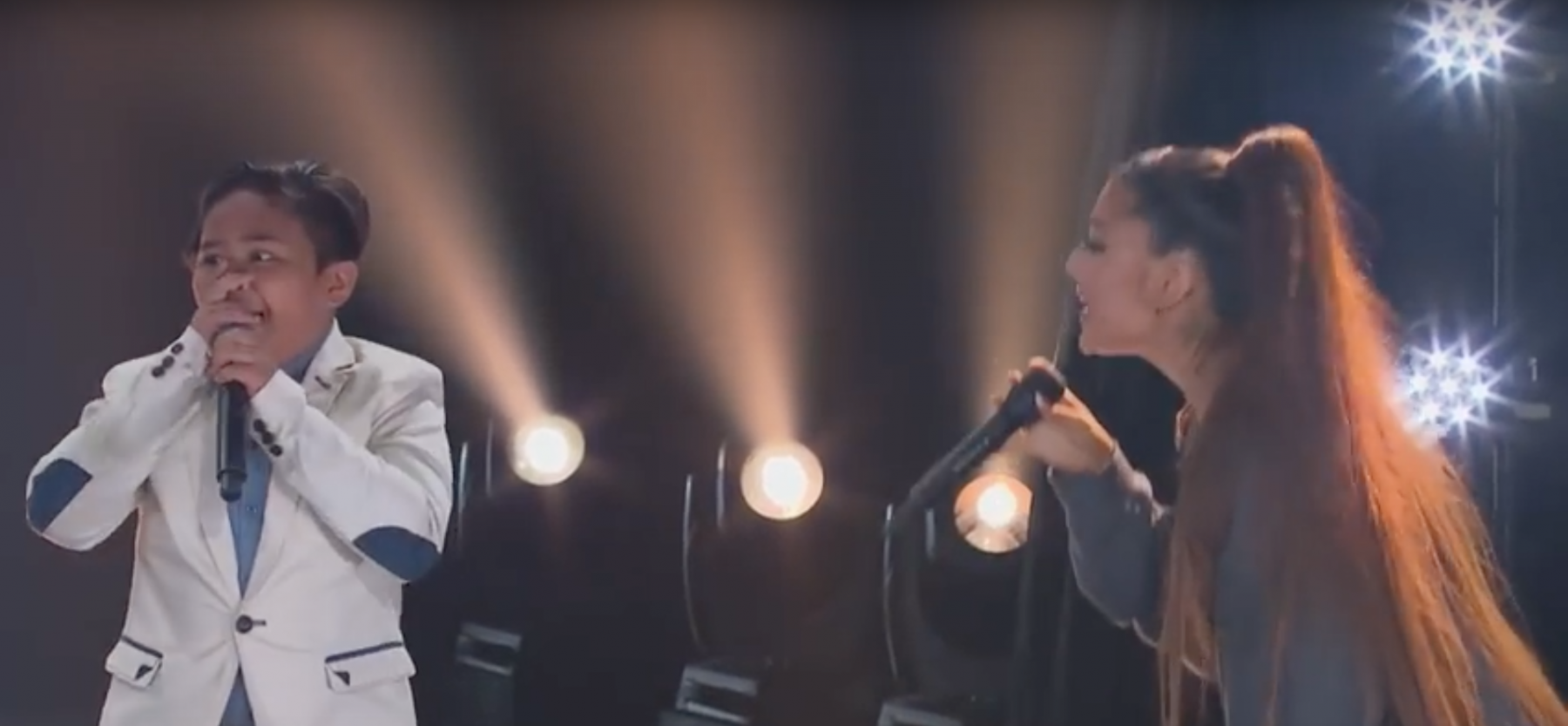 Ariana Grande verrast geweldig zingende jongetjes en hun reactie is té schattig