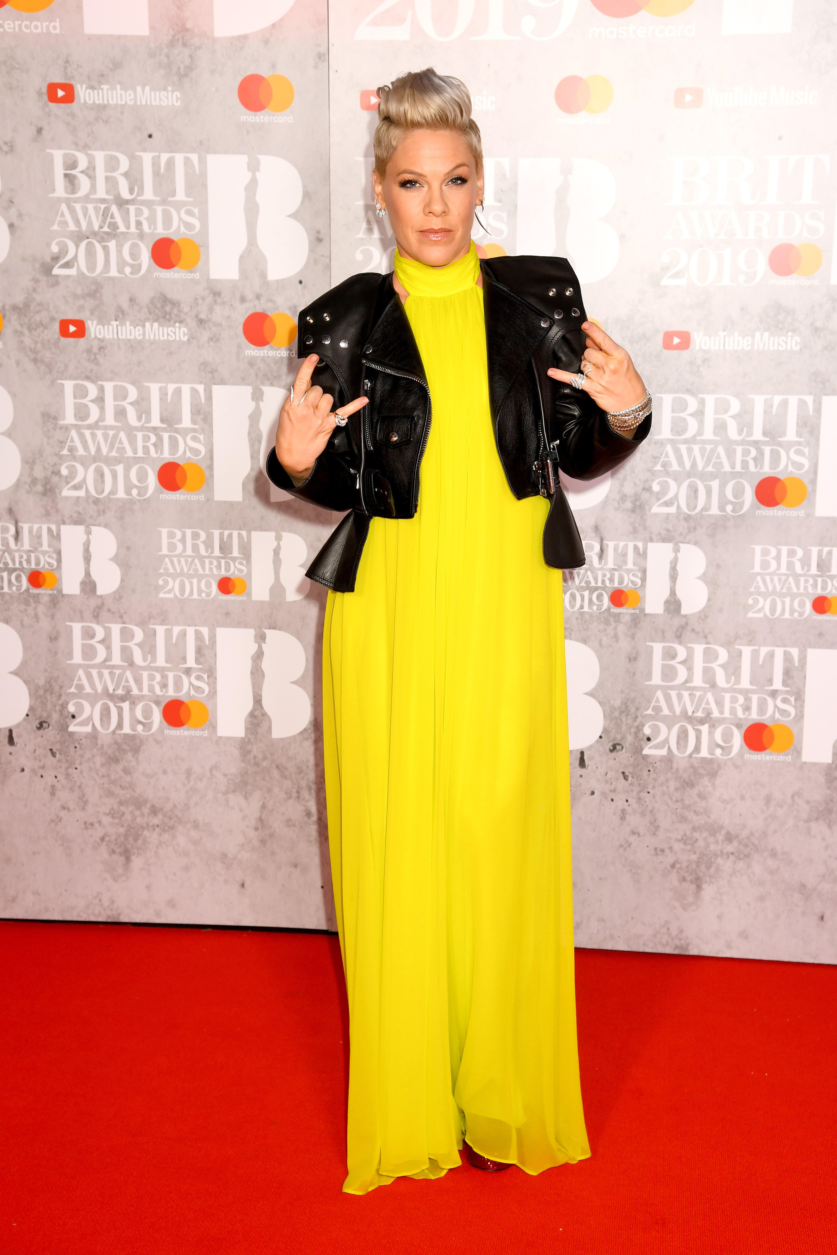 De 2019 BRIT Awards: dít droegen de sterren op de rode ...