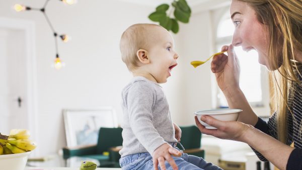 Baby eten aanrecht mama