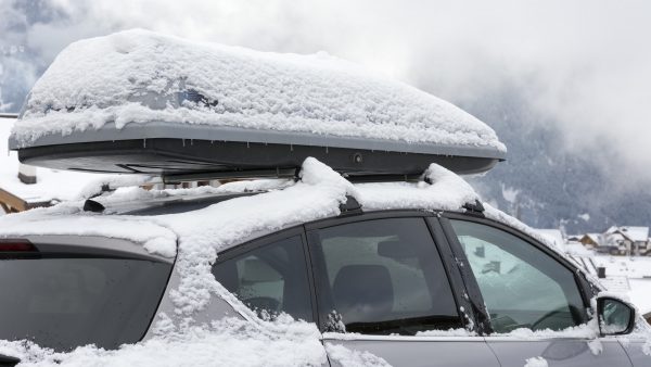 Camera verstopt in skibox op dak van auto