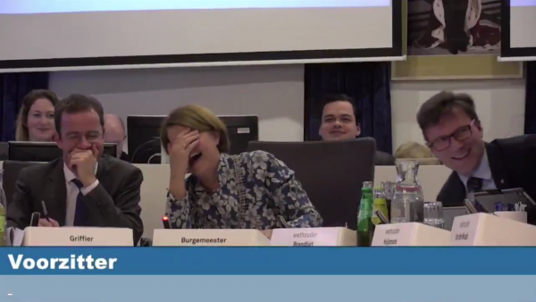 marja bijsterveldt slaat met voorzittershamer op iPhone