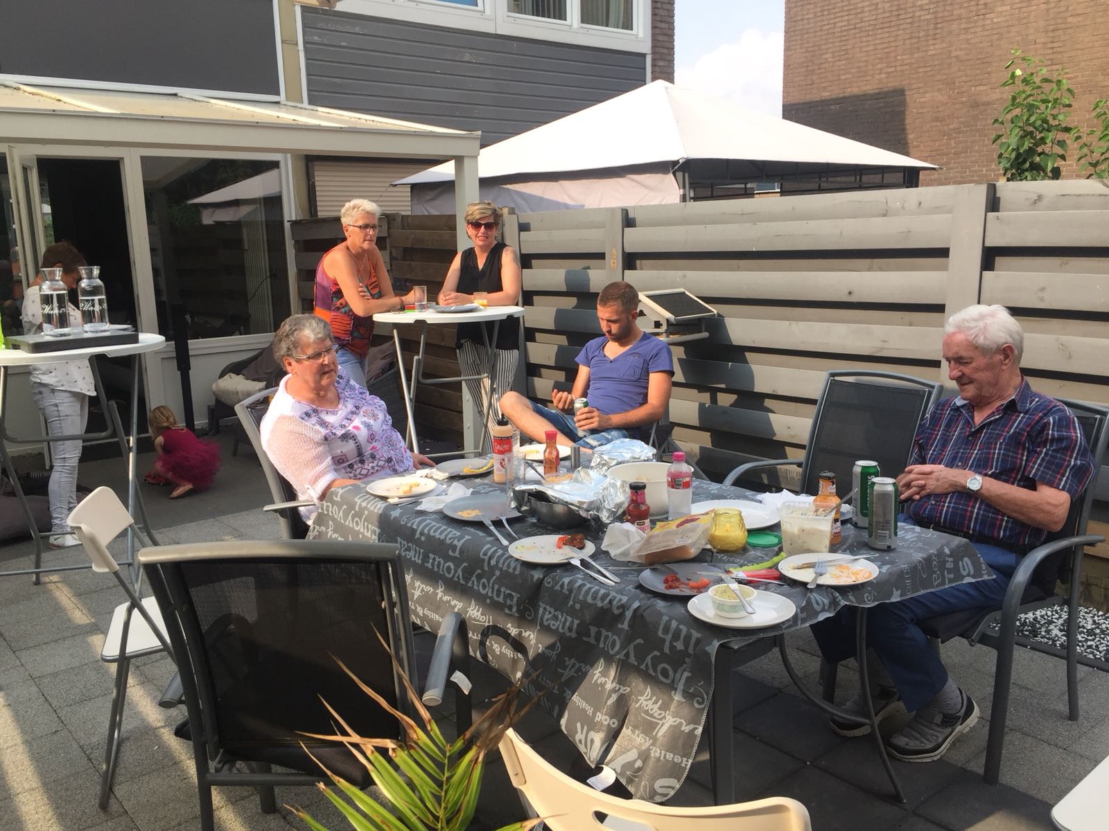 De familiebarbecue - Kim had haar bevalling met de hele familie erbij