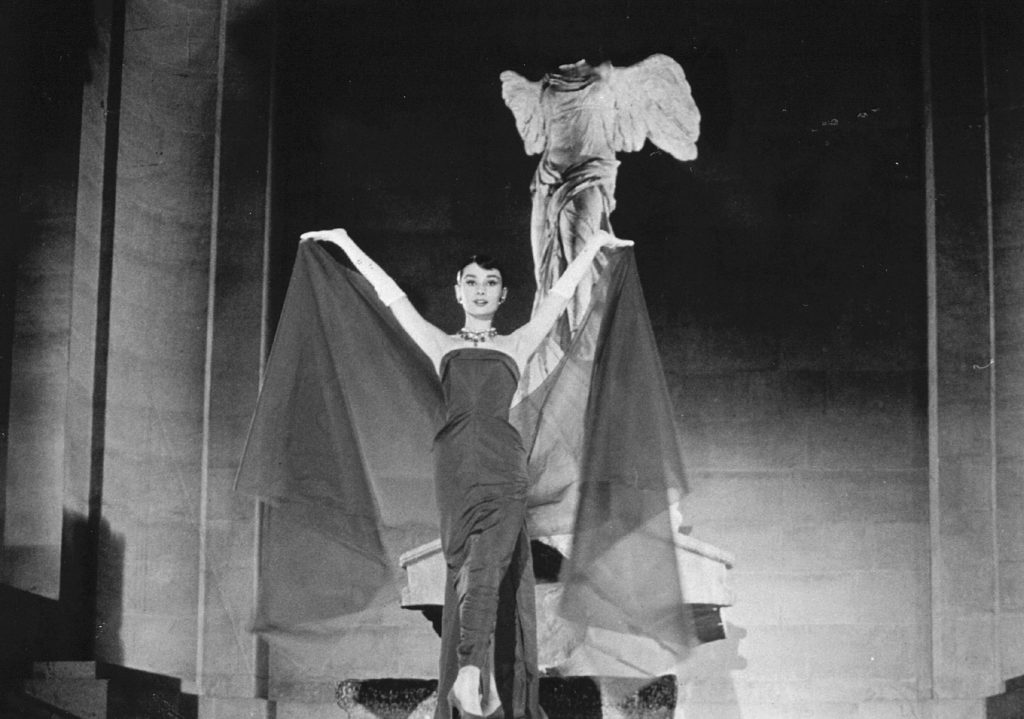 1988-01-18 12:00:00 Audrey Hepburn in een japon van Givenchy in 'Funny Face'.