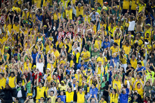 Fans van Brazilië moedigen de ploeg aan