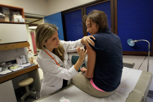 Arts vaccineert meisje tegen HPV-virus