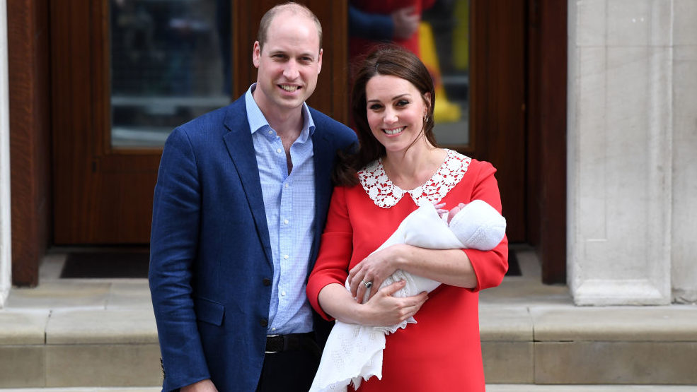 Prins William toont pasgeboren zoon
