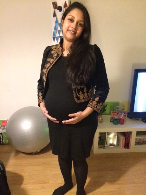 Reshmi 6 dagen voor bevalling - Reshmi werd voor haar bevalling door politie begeleid naar het ziekenhuis
