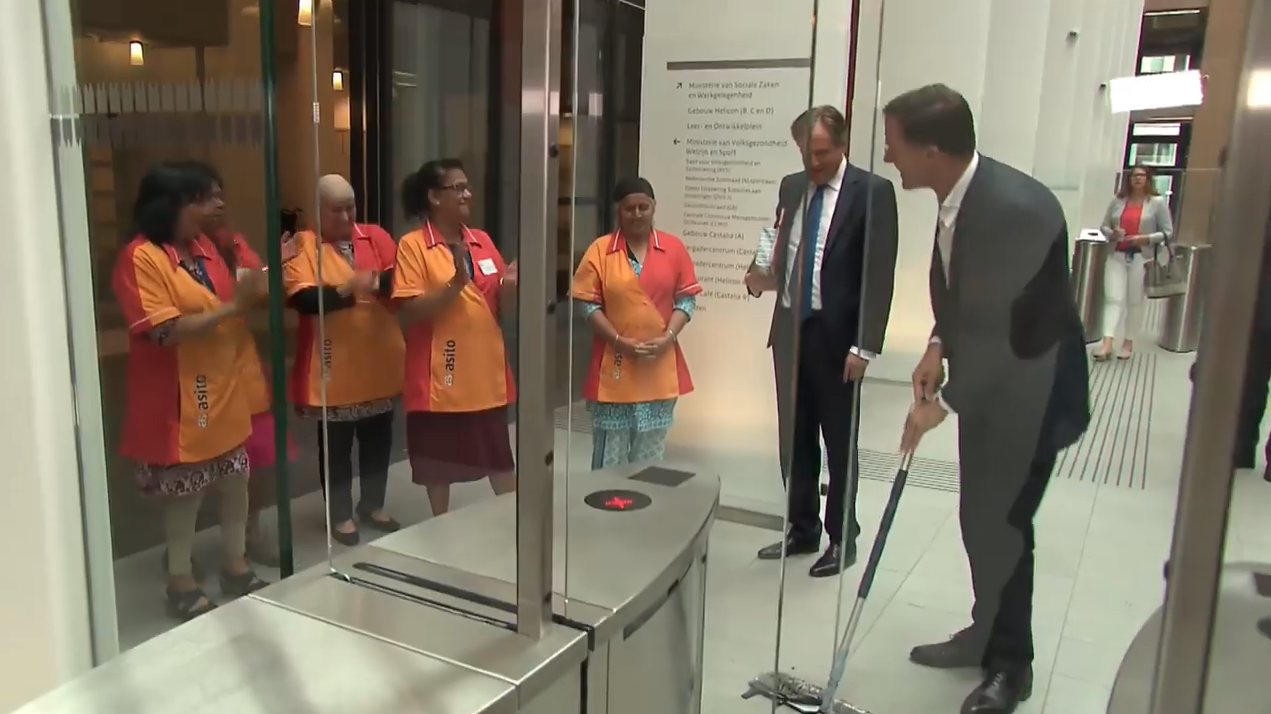 Mark Rutte laat kopje koffie vallen