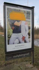 Suitsupply poster in bushokjes Vlaardingen massaal vernield om zoenende mannen