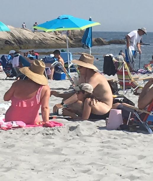 Viral strandfoto, verwarring om naaktheida