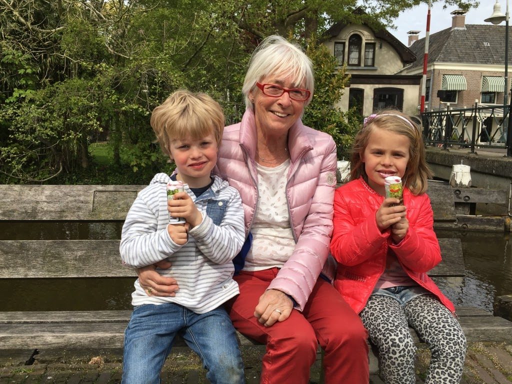 oma Mieke met kleinkinderen 