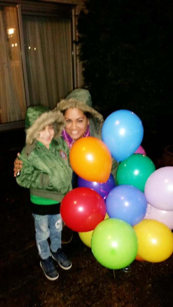 Jaydon en Wanda bij oplaten van ballonnen - Wanda over haar doodgeboren zoon Brandon