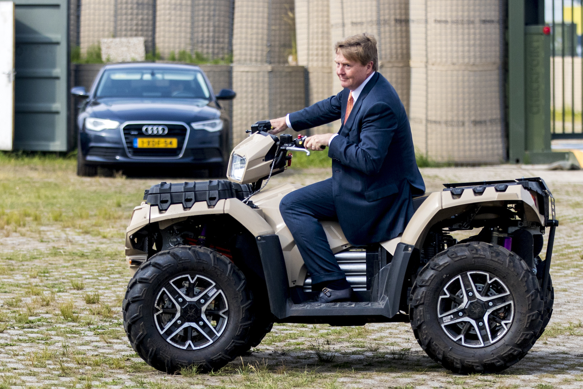 Willem-Alexander op een quad